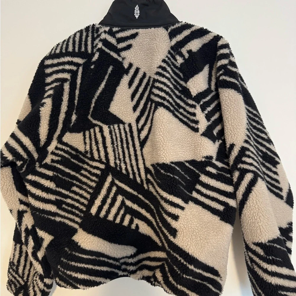 Black and White Geometric Women's Jacket - Picture 3 of 3